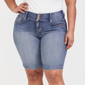 Torrid - Denim Bermuda Super Stretch 3 Button High-Rise Blue Jean Short - 20